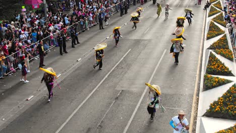 Menschen,-Die-Einen-Traditionellen-Mexikanischen-Volkstanz-Aufführen,-Tecuanes-Tanzgruppe-Während-Der-Parade-Zum-Tag-Der-Toten-Auf-Den-Straßen-Mexikos