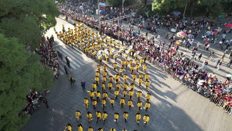 Drohnenaufnahme-Der-Großen-Feierlichkeiten-Zur-Parade-Zum-Tag-Der-Toten-In-Den-Straßen-Von-Mexiko-Stadt