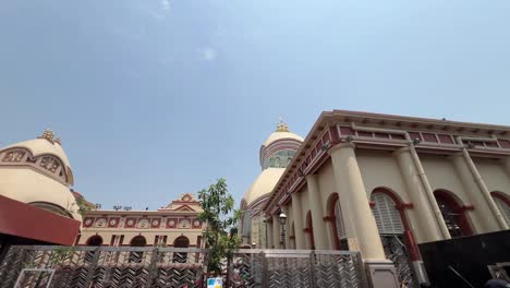 Wide-angle-view-of-Kalighat-temple-on-a-summer-afternoon-in-Kolkata,-India