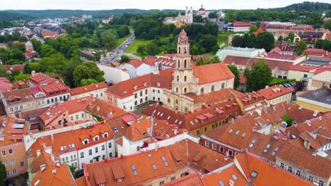 Casco-Antiguo-Medieval-Especial-Y-Torre-En-Vilnius,-Lituania.