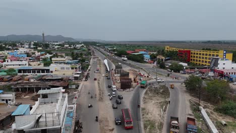 Toma-Aérea-De-La-Autopista-Chennai-A-Hosur-Con-Una-Vista-Clara-Del-Horizonte-De-La-Ciudad.