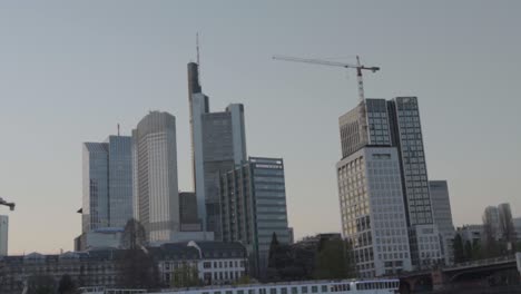 Skyline-Von-Frankfurt-Am-Main-Mit-Modernen-Wolkenkratzern-Und-Einem-Baukran-Am-Späten-Nachmittag