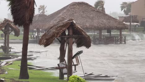 Intensive-Orkanartige-Winde-Und-Sintflutartige-Regenfälle-Durch-Hurrikan-Baryl-Verwüsten-Den-Galveston-Bay-RV-Park-An-Der-Texanischen-Golfküste