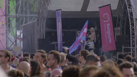 Drag-Queen-Tritt-Auf-Der-Bühne-Einer-Pride-Veranstaltung-In-Brüssel-Auf