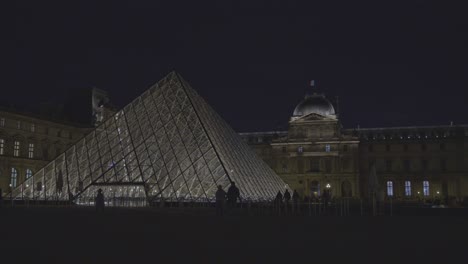 Louvre-Museum-with-glass-pyramid-at-night,-Paris