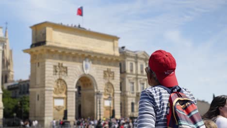 Toma-En-Cámara-Lenta-De-Una-Mujer-Fotografiando-El-Arco-Triunfal-En-El-Evento-Olímpico