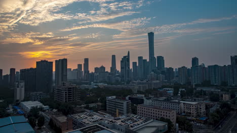 Sonnenuntergang-über-Einem-Modernen-Finanzgeschäft,-Wohnviertel,-Immobiliengebäude,-Orangefarbene-Skyline,-Dämmerung-In-Einer-Modernen-Stadt