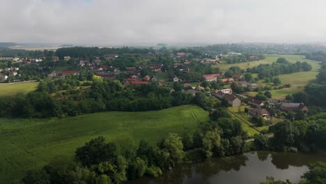 Luftaufnahme-Eines-Tschechischen-Dorfes-Lžovice-In-Der-Nähe-Von-Týnec-Nad-Labem-Mit-Dem-Fluss-Labe-Im-Vordergrund