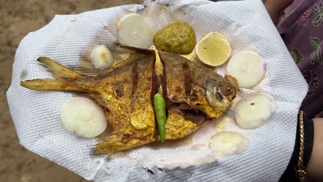 Palometa-Blanca-Frita-Servida-En-La-Playa-De-Digha,-Bengala-Con-Cebolla-Y-Lima