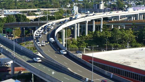 In-Brisbane-Bricht-Während-Der-Hauptverkehrszeit-Chaos-Aus,-Als-Ein-Autounfall-Auf-Der-Umgehungsstraße-Einen-Verkehrsunfall-Auslöst,-Der-Für-Pendler-Verheerende-Folgen-Hat