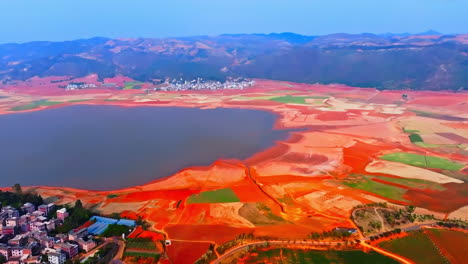 Wunderschöne-Landschaft-Aus-Roten-Erdsteinen,-Spiegelung-Von-Reisfeldern-Auf-Bauernterrassen-Mit-Nebliger-Bergkulisse