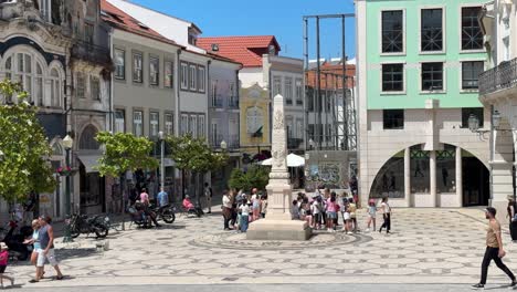 Tourists-gathered-around-the-Obelisk-of-Freedom-in-Aveiro,-Portugal