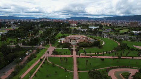 Sobrevuelo-Aéreo-De-La-Biblioteca-Virgilio-Barco-Y-Del-Parque-Simón-Bolívar,-En-Bogotá.