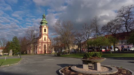 Stadtplatz-Mit-Einer-Kirche-Im-Hintergrund-In-Der-Böhmischen-Stadt-Kostelec-Nad-Černými-Lesy