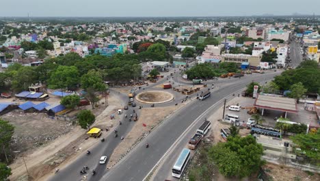 Toma-Aérea-De-Una-Parada-De-Descanso-A-Lo-Largo-De-La-Carretera-De-Chennai-A-Hosur.