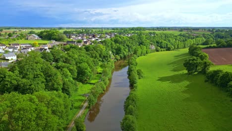 Flussüberquerung-In-Der-Nähe-Von-Saint-Baudelle,-Mayenne-In-Frankreich