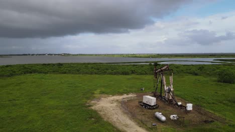 An-Der-Texanischen-Golfküste-Arbeitet-Unermüdlich-Eine-Ölbohrung,-Während-Die-äußeren-Bänder-Des-Hurrikans-Barry-Beginnen,-Die-Galveston-Bay-Zu-Treffen