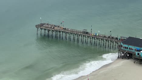 Vista-Teleobjetiva-Del-Muelle-De-Myrtle-Beach-En-Carolina-Del-Sur-En-Un-Día-Lluvioso-En-Cámara-Lenta