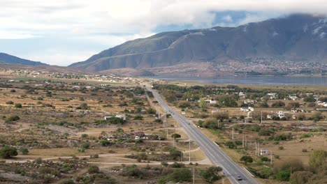 Ariel-Shot-Road-Passing-Through-Dique-La-Pueblo-Del-Mollar,-Tucumán,-Tafí-Del-Valle,-Argentina