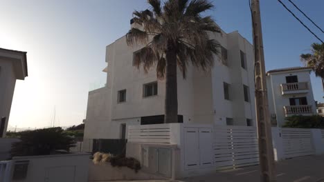 Pequeña-Ciudad-Turística-Can-Pastilla-En-Mallorca,-España-Casas-De-Alquiler-En-Coche