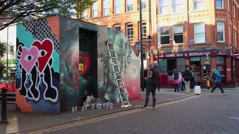 Schönheit-Des-Northern-Quarter-Mit-Straßenkünstler-In-Manchester,-Der-Eine-Wand-Besprüht