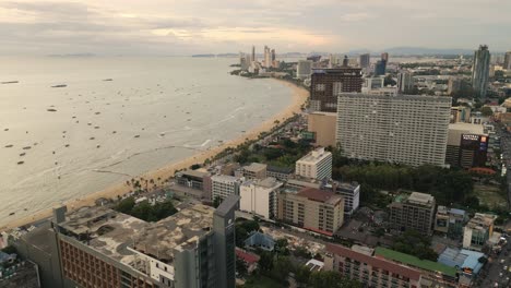 Luftbild-Der-Skyline-Bei-Sonnenuntergang-Von-Pattaya,-Thailand