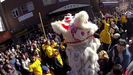 Chinesischer-Drache-Bewegt-Sich-Während-Der-Neujahrsfeier-Durch-Die-Menge