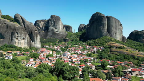 Vista-Colorida-De-Una-Impresionante-Ciudad-Con-Tejados-Rojos,-árboles-Verdes-En-El-Medio-Y-Colinas-Al-Fondo,-Toma-Estática-Con-Espacio-Para-Copiar