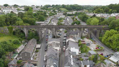 Aerial-exterior-of-Tavistock-Viaduct-highlighting-its-structure-over-residential-streets,-Devon,-UK