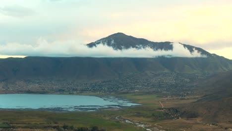 Impresionante-Vista-De-La-Montaña-Con-Unas-Pocas-Nubes-Y-El-Lago-Azul-En-Frente,-Tafi-Del-Valle,-Argentina,-Espacio-De-Copia-Y-Cámara-Lenta