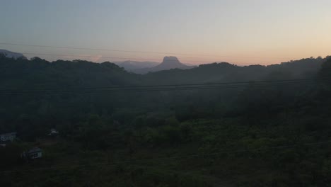 Regenwalddach-Bei-Sonnenuntergang,-Luftregenwald-In-Zentralmexiko,-Dichte-Vegetation