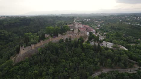 Vista-Aérea-Del-Convento-De-Cristo,-Un-Monumento-Histórico-En-Tomar,-Portugal