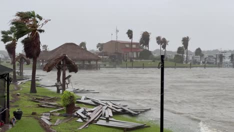 Intensive-Orkanartige-Winde-Und-Sintflutartige-Regenfälle-Durch-Hurrikan-Baryl-Verwüsten-Den-Galveston-Bay-RV-Park-An-Der-Texanischen-Golfküste