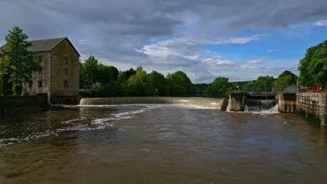 Saint-Baudelle-Schleuse-Oder-Wehr,-Fluss-Mayenne,-Frankreich