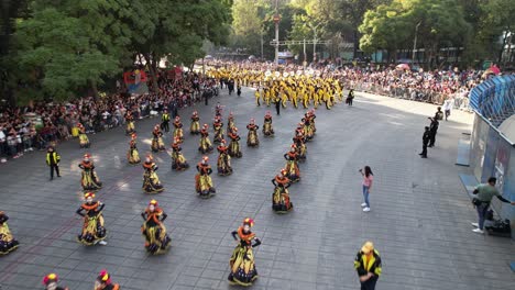 Gran-Celebración-Del-Día-De-Los-Muertos-Desfile-De-Danza-En-Las-Calles-De-La-Ciudad-De-México