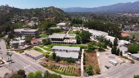 Santa-Barbara-City-College-–-Luftaufnahme-Einer-Drohne-über-Der-California-State-University