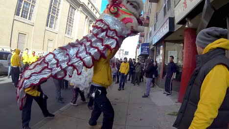 Chinesische-Drachen-Treten-Vor-Einem-Geschäft-In-Chinatown-Auf