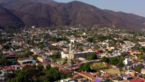 Drohnenaufnahme-Der-Hauptkirche-Von-Ajijic,-Jalisco-Am-Nachmittag