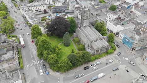 Aerial-view-of-central-Tavistock-featuring-the-historic-parish-church-amidst-surrounding-buildings,-Tavistock,-Devon,-UK