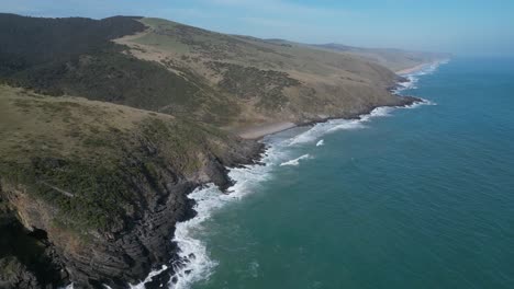 Agua-Azul-Del-Océano-Con-Olas-Suaves-Bajo-La-Montaña-De-La-Isla-Canguro,-Australia-Del-Sur