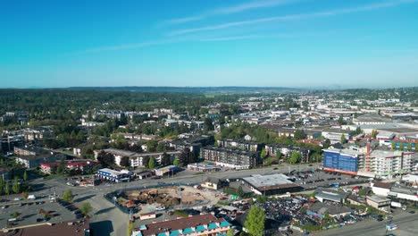 Las-Concurridas-Calles-De-La-Ciudad-De-Langley,-Con-Cielos-Azules-Claros-Y-Hermosos-árboles-Al-Fondo.