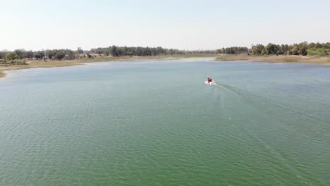 Drohnenaufnahme-Eines-Bootes-Beim-Surfen-Auf-Einem-Fluss-In-Jharkhand,-Indien