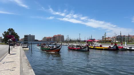 Malerischer-Blick-Auf-Die-Farbenfrohen-Und-Traditionellen-Moliceiro-Ausflugsboote,-Die-Touristen-Befördern-Und-Durch-Die-Kanäle-Von-Aveiro,-Portugal-Navigieren