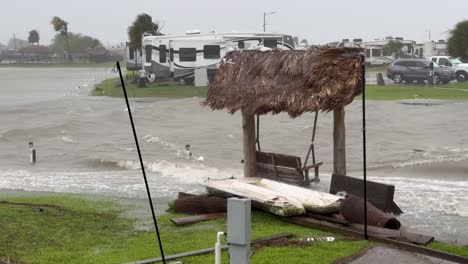 La-Marejada-Ciclónica,-Los-Intensos-Vientos-Huracanados-Y-Las-Lluvias-Torrenciales-Causadas-Por-El-Huracán-Baryl-Asolan-El-Parque-De-Vehículos-Recreativos-De-La-Bahía-De-Galveston-En-La-Costa-Del-Golfo-De-Texas.