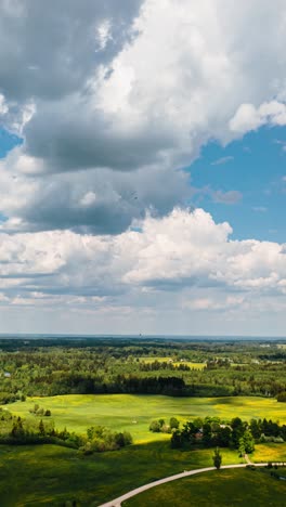 Vertikaler-Drohnen-Hyperlapse-Einer-Grünen-Landschaft