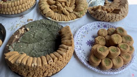 Primer-Plano-De-Múltiples-Dulces-Auténticos-Bengalíes-En-Una-Tienda-Al-Borde-De-La-Carretera-En-Kolkata.