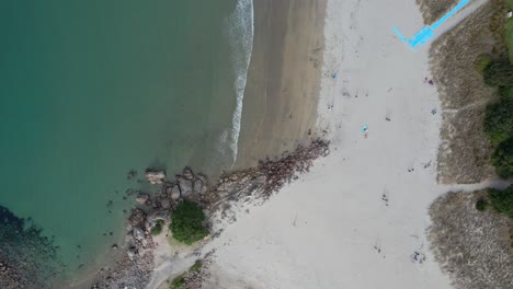 Tourists-On-The-Beach-Near-Marine-Parade-In-Mount-Maunganui,-North-Island,-New-Zealand