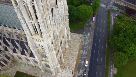 Vista-Y-órbita-De-La-Torre-De-La-Iglesia-Votivkirche-En-Viena,-Austria.