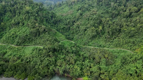 Dron-Que-Revela-Un-Exuberante-Valle-De-Selva-Tropical-Y-Montañas-Con-La-Jungla-Llegando-Hasta-La-Línea-De-Abrigo