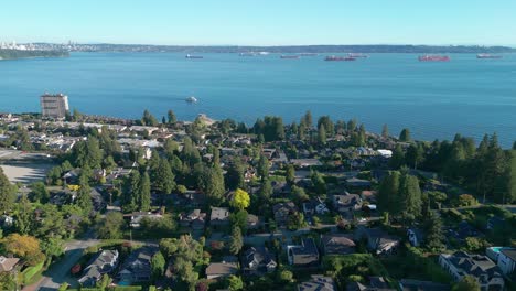 Ein-Wunderschönes-Meer-In-Der-Nähe-Des-Wohngebiets-Von-West-Vancouver